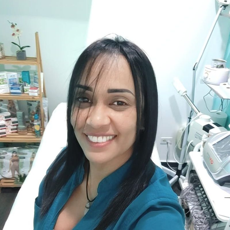 María Hernández, esteticista integral, con su uniforme